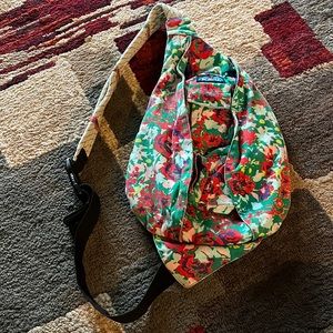 Kavu bag, in great condition. Pretty floral design.🌸